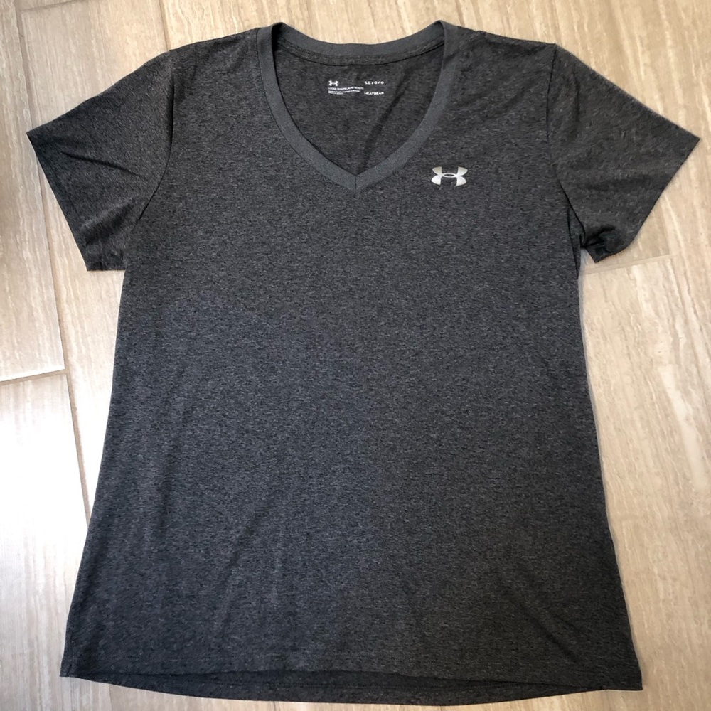 Under Armour Women's Dark Gray V-Neck Tee Size L